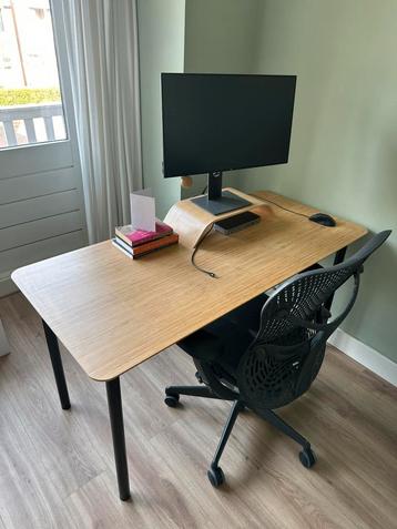 Bureau zwarte poten houten blad IKEA