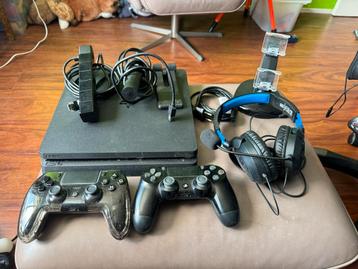 PS4 met 2 controllers en headset beschikbaar voor biedingen