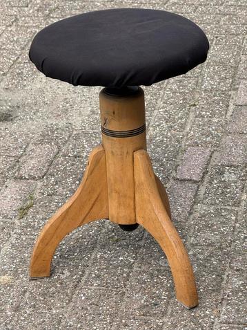 Vintage Pianokruk met Verstelbare Hoogte en Zwarte Bekleding beschikbaar voor biedingen
