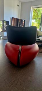 Leolux design fauteuil - Rode zitting, zwarte rugleuning, Huis en Inrichting, Fauteuils, Ophalen, Design, 75 tot 100 cm, Zo goed als nieuw