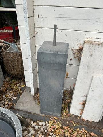 Betonnen poer 60x17x17 cm beschikbaar voor biedingen