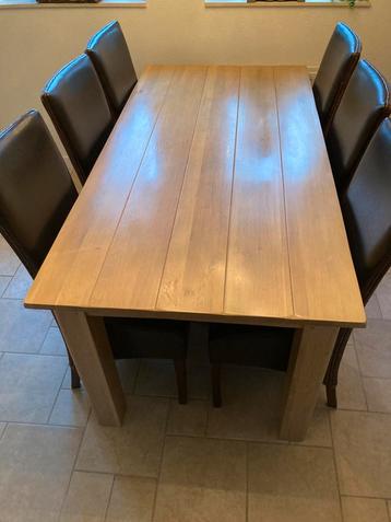 Nette massief licht eiken eettafel + 6 Lloyd Loom stoelen beschikbaar voor biedingen