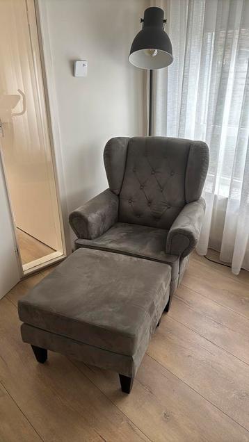 Oorfauteuil stoel met hocker/poef beschikbaar voor biedingen