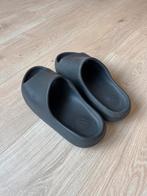 Yeezy Slides Onyx US11, Slippers, Zwart, Ophalen of Verzenden, Adidas