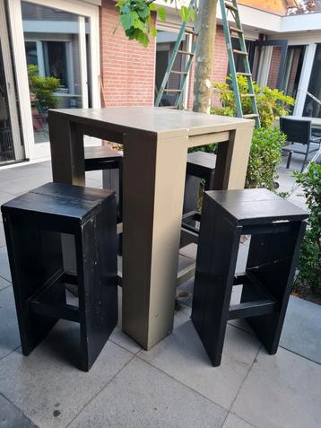 Steigerhouten statafel met 4 krukken (3 sets beschikbaar) beschikbaar voor biedingen