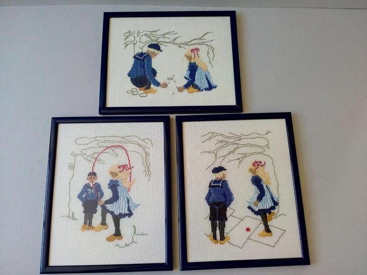 Schilderijtjes.Brocante.Geborduurde oude kinderspelen, Antiek en Kunst, Curiosa en Brocante, Ophalen of Verzenden