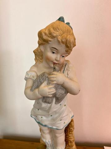 Leuk beeld : meisje met vogel, 32 cm beschikbaar voor biedingen