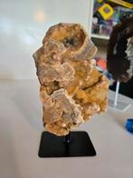 gele chalcedoon op standaard 2249gram, Verzamelen, Mineralen en Fossielen, Ophalen of Verzenden, Mineraal