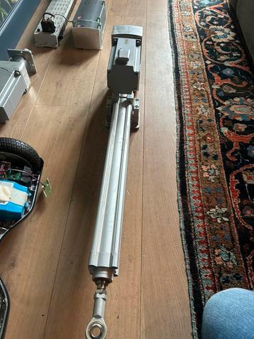 Festo electrocilinder + Festo Servomotor beschikbaar voor biedingen