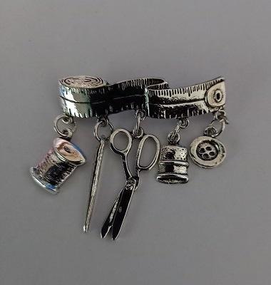 Broche meetlint met naaigerei  , Sieraden, Tassen en Uiterlijk, Broches, Nieuw, Overige materialen, Zilver, Verzenden