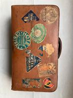 Oude leren reiskoffer met stickers diverse reisbestemmingen, Antiek en Kunst, Ophalen of Verzenden
