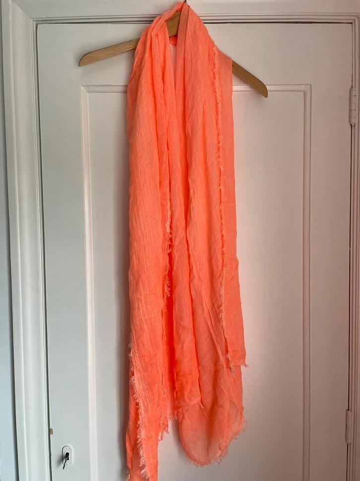 Mooie fel orange neon zomersjaal, Kleding | Dames, Mutsen, Sjaals en Handschoenen, Zo goed als nieuw, Sjaal, Maat 42/44 (L), Ophalen of Verzenden