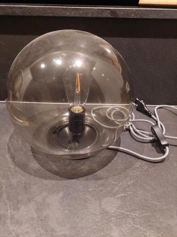 Mooie bolvormige lamp beschikbaar voor biedingen