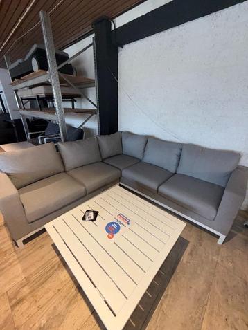 Flow Square B met tafel beschikbaar voor biedingen