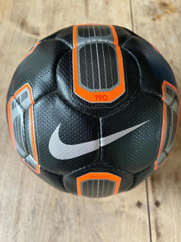 Voetbal - NikeTracer X T90 - in nieuw staat - 2010, Verzamelen, Sportartikelen en Voetbal, Zo goed als nieuw, Overige typen, Buitenlandse clubs