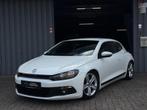 Volkswagen Scirocco 1.4 TSI Highline CarPlay l Nw Ketting l, Auto's, Volkswagen, Voorwielaandrijving, Gebruikt, Zwart, 4 cilinders