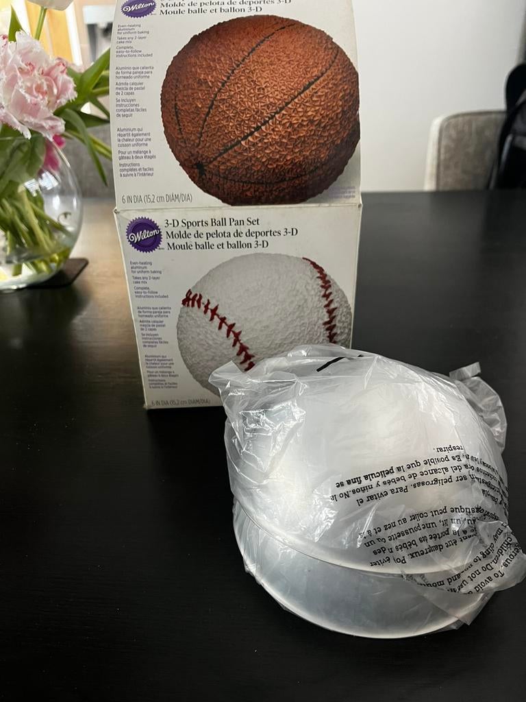 Wilton 3D bakvorm bal, Hobby en Vrije tijd, Taarten en Cupcakes maken, Ophalen of Verzenden, Zo goed als nieuw, Taarten, Bakvorm