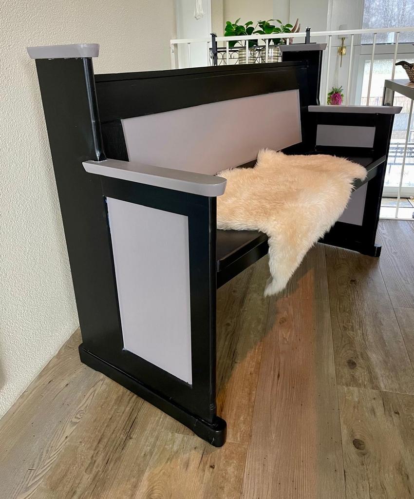 Uniek gerestyld kerkbankje - Zwart met lichtgrijze accenten, Huis en Inrichting, Ophalen, Gebruikt, Minder dan 75 cm, Tweepersoons