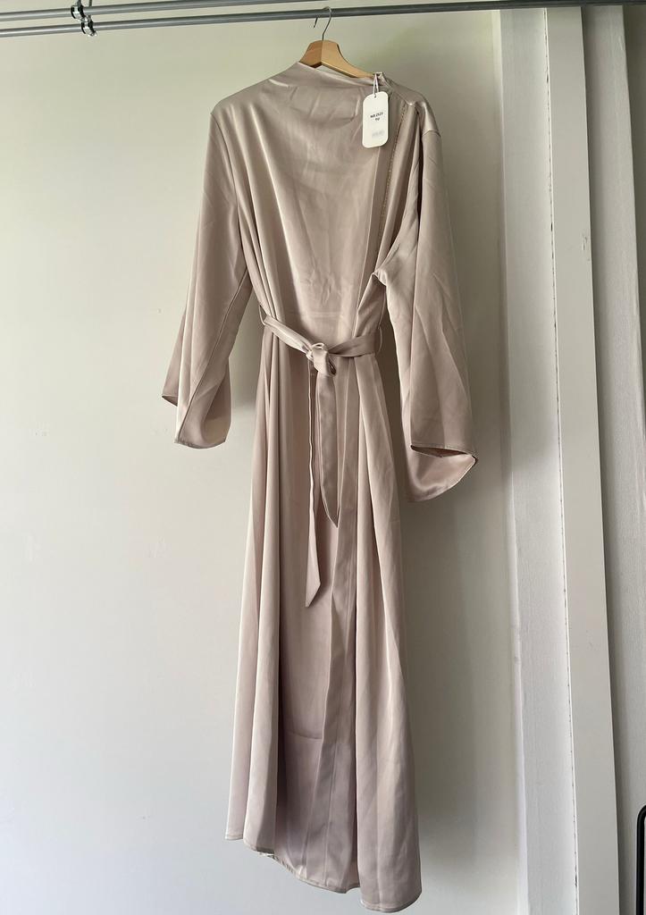 Mooie beige jurk met steentjes, Kleding | Dames, Jumpsuits, Ophalen of Verzenden, Zo goed als nieuw, Beige