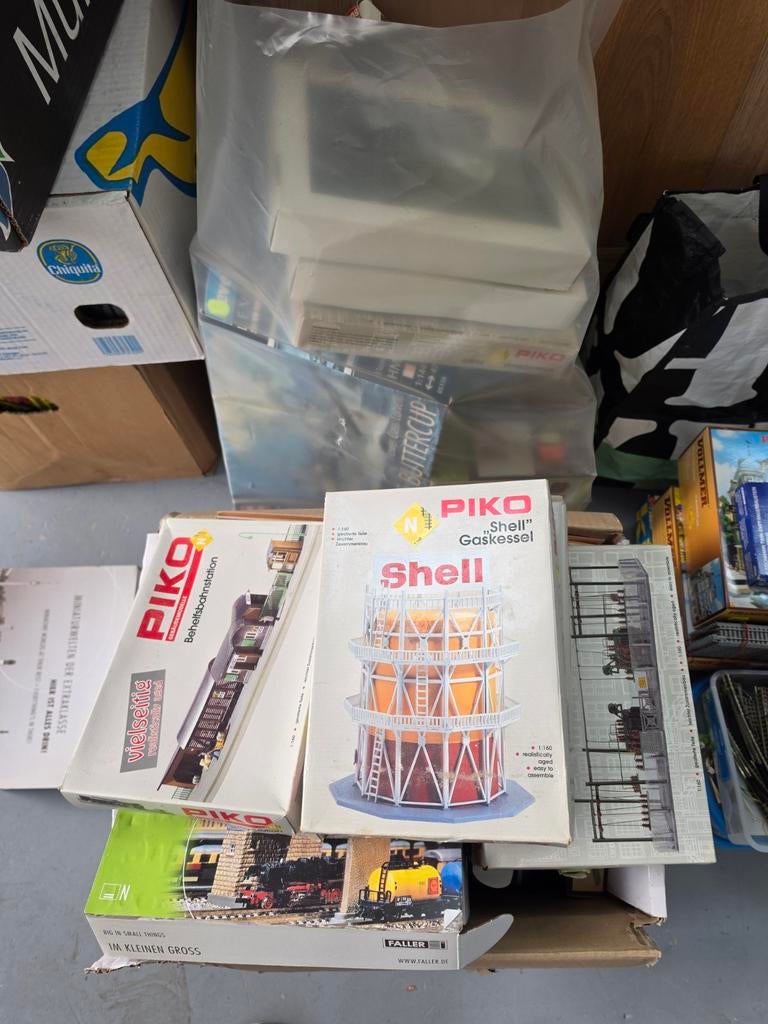 Grote N-spoor collectie: Huisjes, rails en treinen. Prijs is, Hobby en Vrije tijd, Modeltreinen | N-Spoor, Gebruikt, Gelijkstroom of Wisselstroom