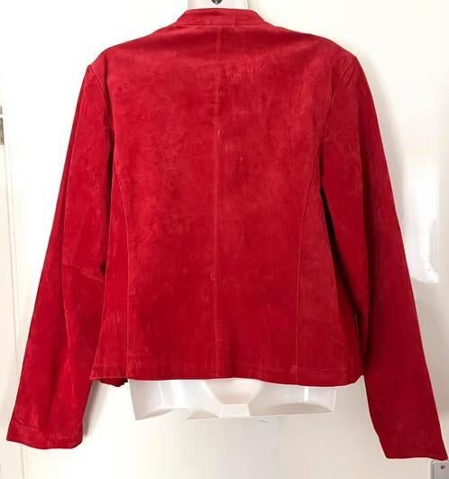 Rood suède jasje maat 44[dmv], Kleding | Dames, Jasjes, Kostuums en Pakken, Maat 42/44 (L), Ophalen of Verzenden, Zo goed als nieuw