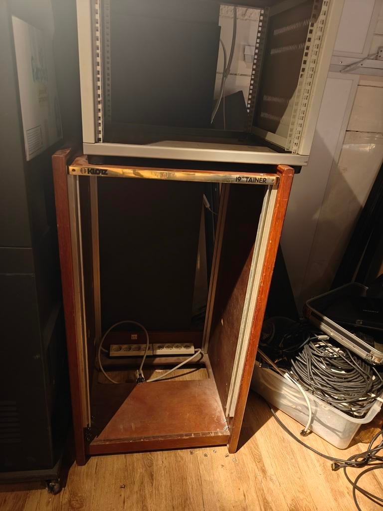 Klotz 19" studio rack, Ophalen