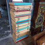 Partij grote boeken met ingebonden kranten, Ophalen