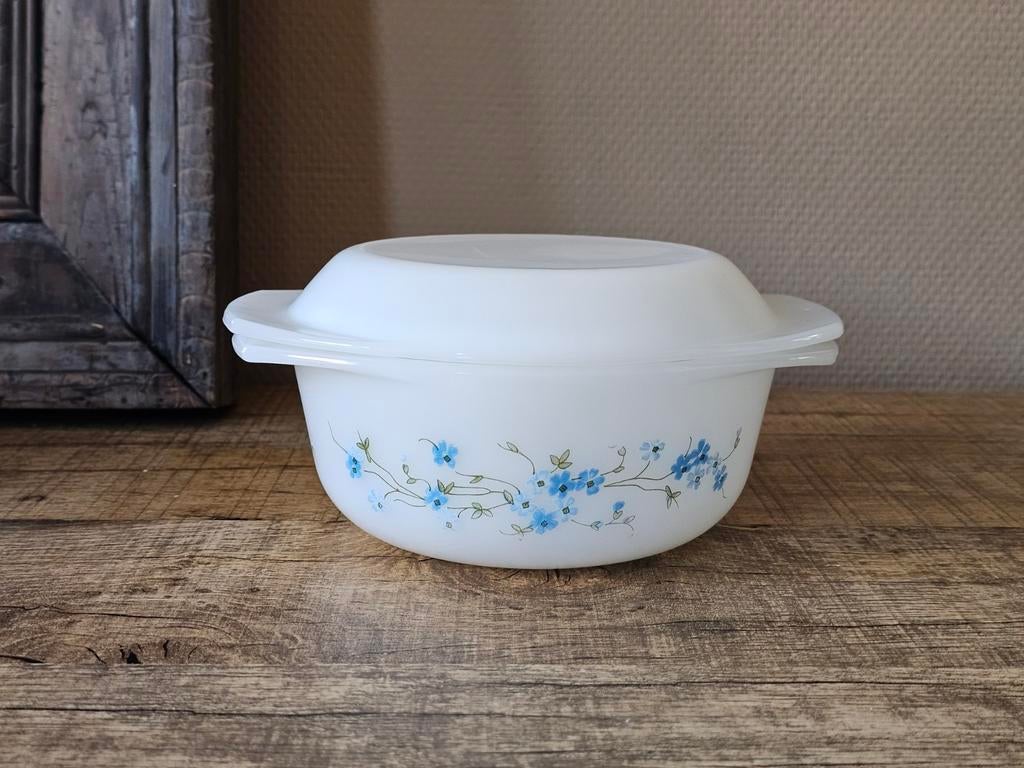 Arcopal Myosotis ovenschaal met deksel – vintage – France, Ophalen of Verzenden
