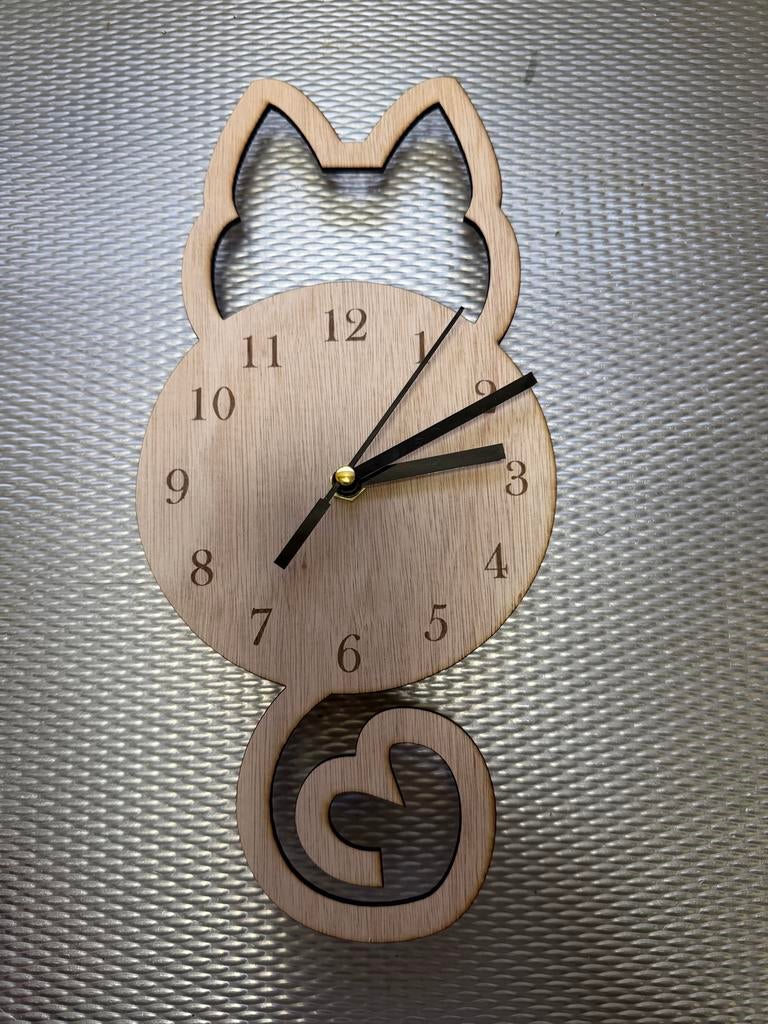 Wandklok Kat met Staart en Hartje