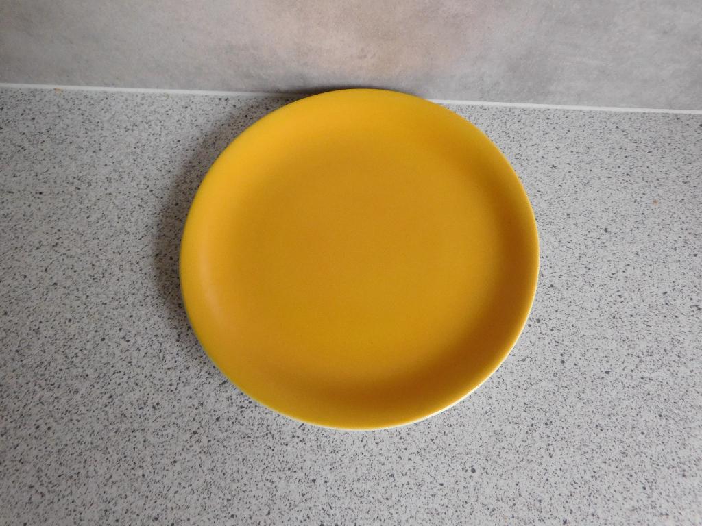 Bord 16x15,5 cm. Geel Bristol Founded in England, Antiek en Kunst, Ophalen of Verzenden