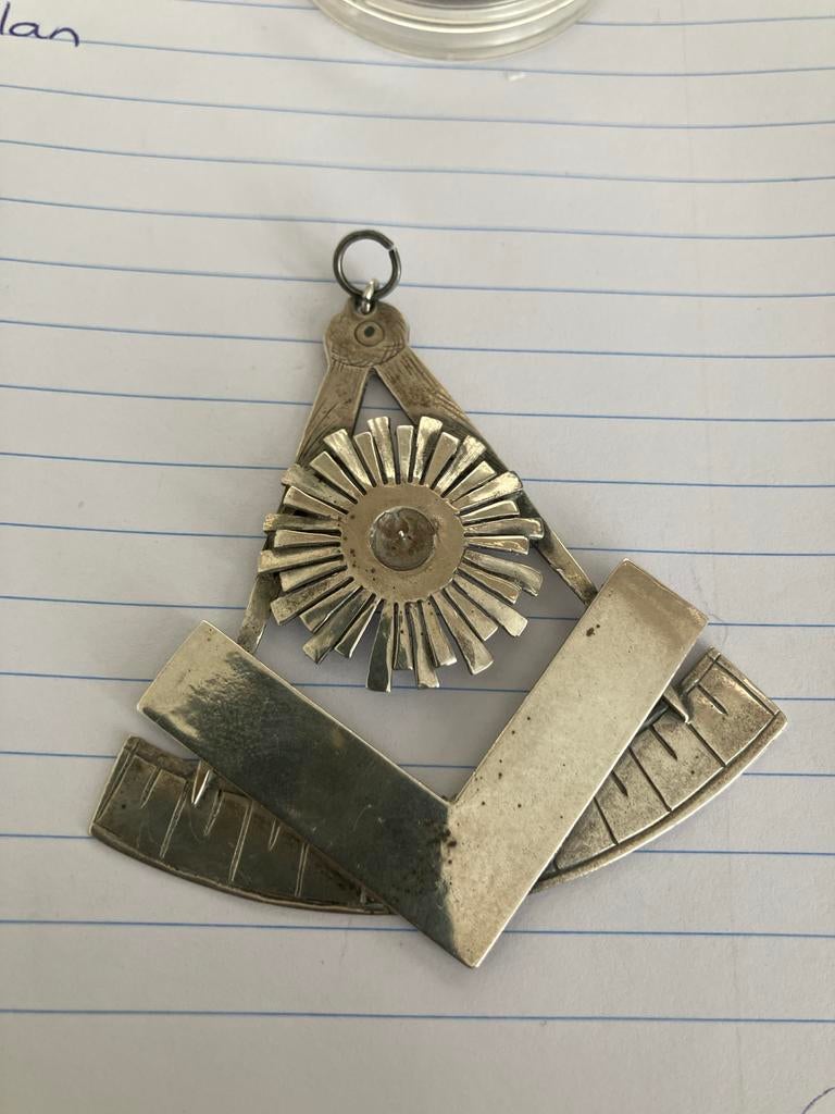Zilverkleurig ornament vrijmetselaar, Sieraden, Tassen en Uiterlijk, Bedels, Overige materialen, Gebruikt, Ophalen of Verzenden