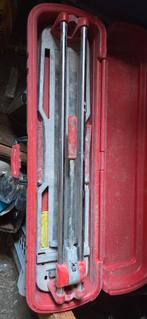 Tegelsnijder in koffer, Ophalen