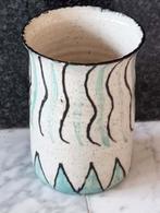 vintage Studio Pottery vaas 19 cm. hoogte, signatuur A B, Ophalen of Verzenden