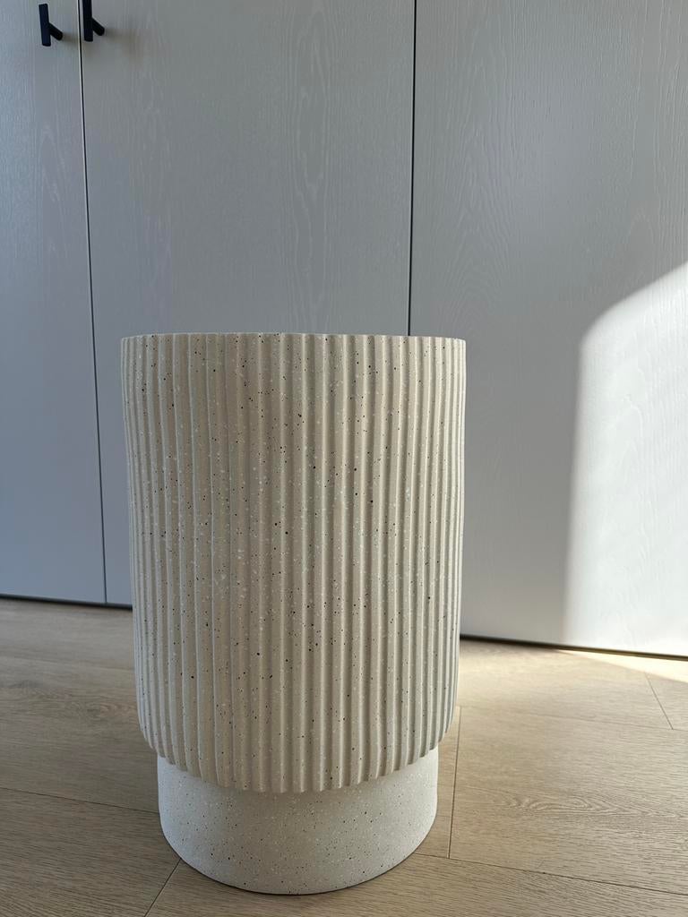 Bloempot Dione Off-White Kwantum 34 cm, Tuin en Terras, Bloempotten, Rond, Minder dan 40 cm, Beton, Ophalen