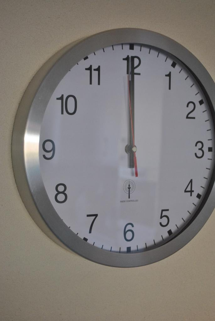 Wandklok, 2 stuks, radio controlled, 10 euro per stuk, Ophalen of Verzenden, Gebruikt, Digitaal, Wandklok