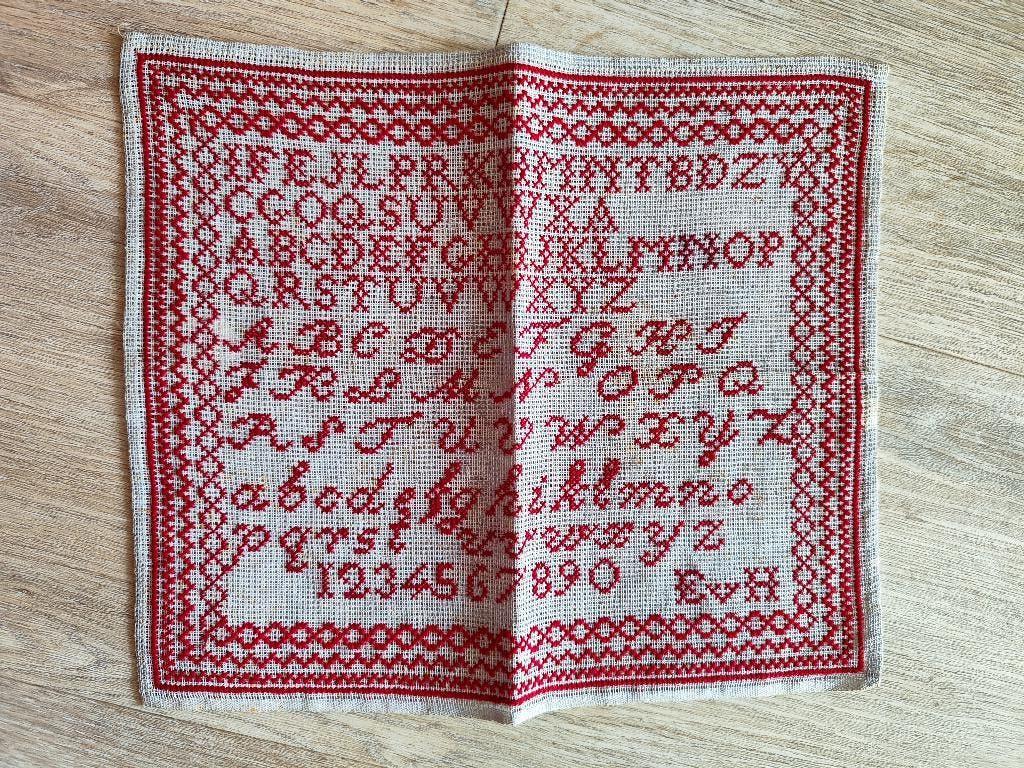 ANTIEKE LETTERLAP OP STRAMIEN ca. 1900, Hobby en Vrije tijd, Borduren en Borduurmachines, Ophalen of Verzenden, Zo goed als nieuw