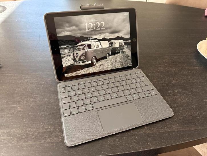 iPad 8e generatie met Logitech toetsenbord, Computers en Software, Apple iPads, Gebruikt, Apple iPad, Wi-Fi, 10 inch, 32 GB, Grijs