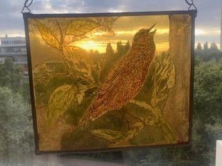 De zingende spreeuw vintage glas-in-lood raamhanger, Antiek en Kunst, Curiosa en Brocante, Ophalen