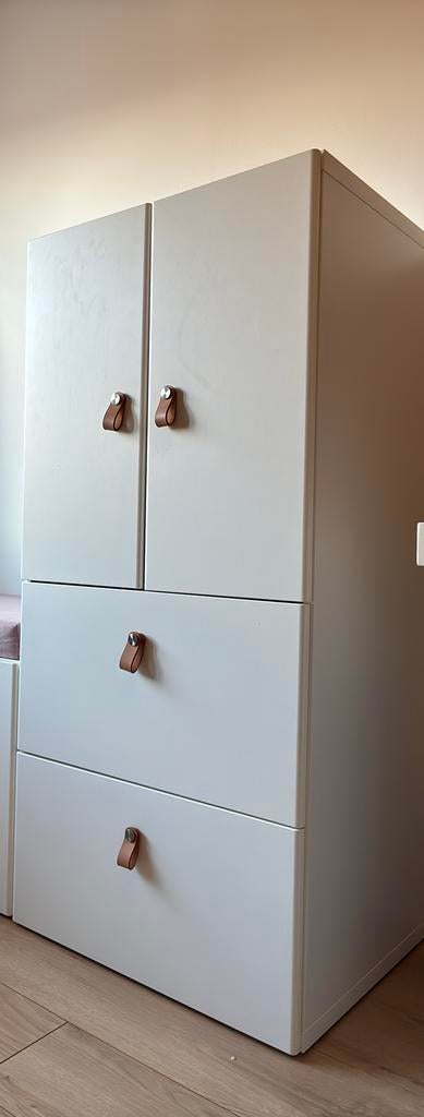Kinderkast Smastad Ikea wit met leren handgrepen, Ophalen, 50 tot 70 cm, 105 cm of meer, Zo goed als nieuw