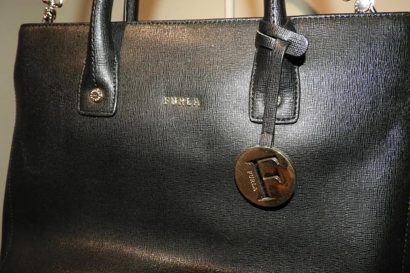 Furla zwarte ruime schoudertas gouden merk hanger eraan, Verzenden, Gebruikt, Zwart, Overige merken