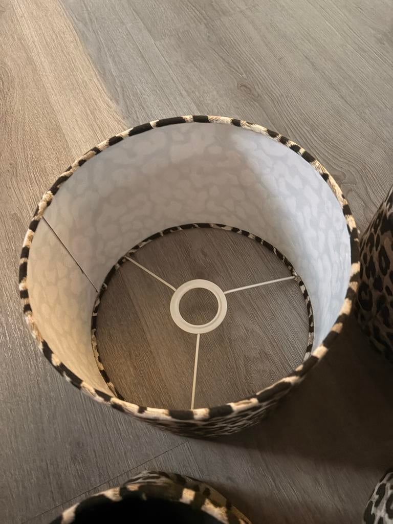 3 lampenkappen en mandje met luipaardprint, Huis en Inrichting, Lampen | Lampenkappen, Ophalen, Gebruikt, Zwart, Rond