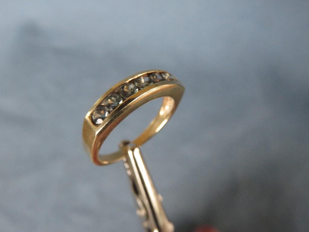 Ring met lichte aquamarijn stenen in 9 karaat goud, Ophalen of Verzenden, Zo goed als nieuw, 17 tot 18, Dame