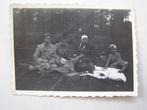 Kleine foto: Picknick in het bos, zittend op kleed, ca 1940, Gebruikt, Foto, Ophalen of Verzenden, Voor 1940