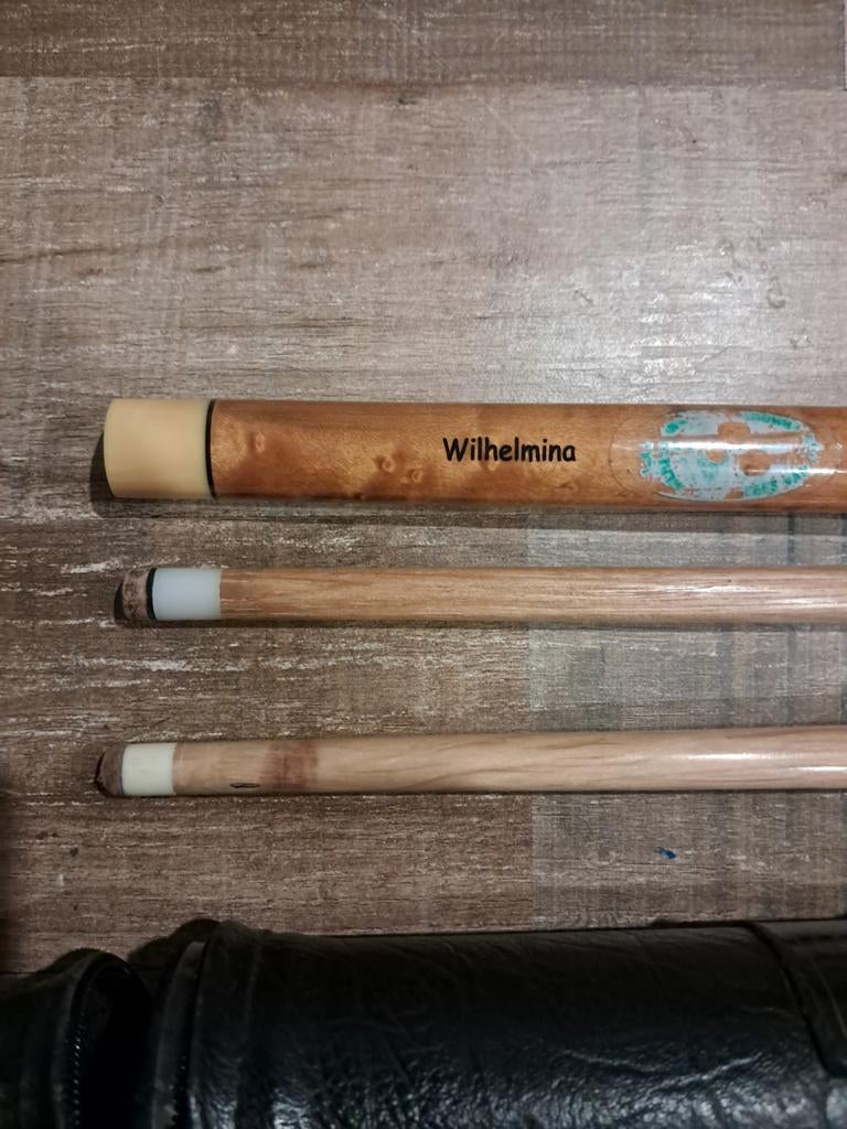 Wilamina keu met 2 toppen en keu  koker, Sport en Fitness, Biljarten en Poolen, Ophalen of Verzenden, Zo goed als nieuw, Keu of Ballen