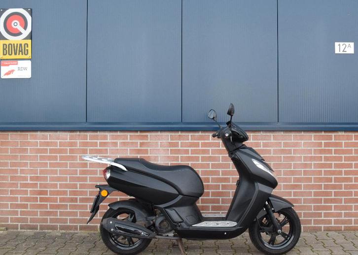 Peugeot Kisbee Matzwart, Fietsen en Brommers, Scooters | Peugeot, Zo goed als nieuw, Overige modellen, Maximaal 45 km/u, Benzine