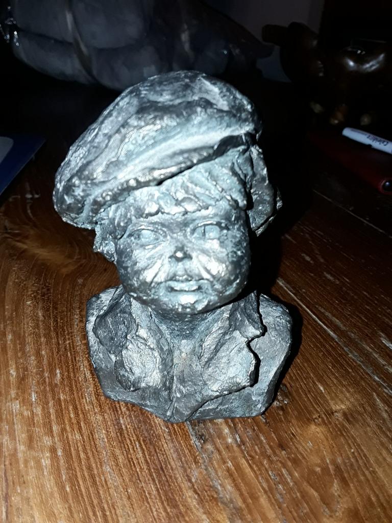 Geert Kunen beeldje jongen met pet, Verzamelen, Beelden en Beeldjes, Ophalen of Verzenden, Zo goed als nieuw, Mens