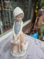 NAO beeldje: Meisje met kippen en eieren, Verzamelen, Beelden en Beeldjes, Ophalen of Verzenden