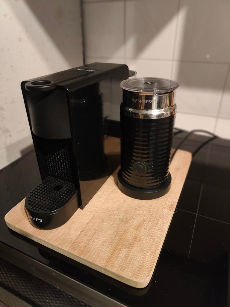 Nespresso Krups Koffiemachine met melkopschuimer, Ophalen of Verzenden, Gebruikt, Krups, Nespresso