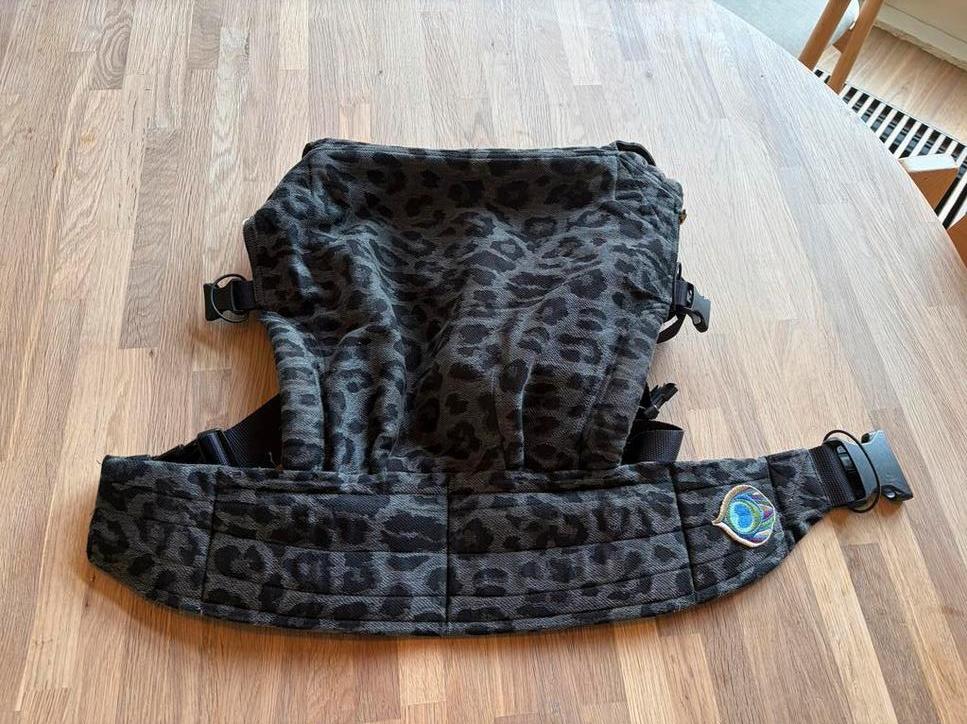 Artipoppe Draagzak Leopard Print, Overige merken, Buik of Rug, Ophalen of Verzenden, Zo goed als nieuw