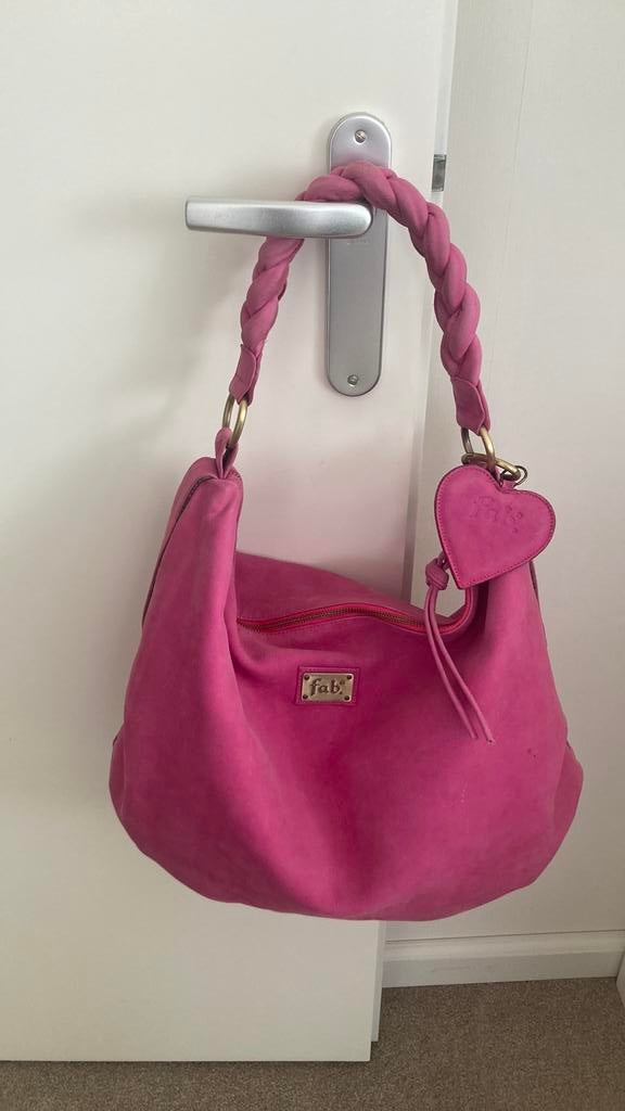 Fab. suède fuchsia leren schoudertas, Ophalen of Verzenden, Zo goed als nieuw, Roze, Schoudertasje